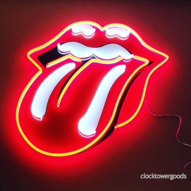 ”Hot Red Lips” Neonskylt. ”Hot Red Lips” Neonskylt.