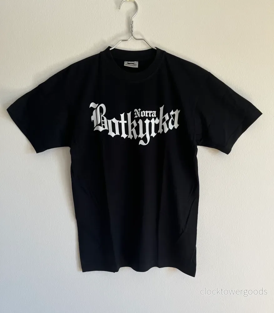 Bågformad Norra Botkyrka Tee – BLK/ vit Bågformad Norra Botkyrka Tee – BLK/ vit