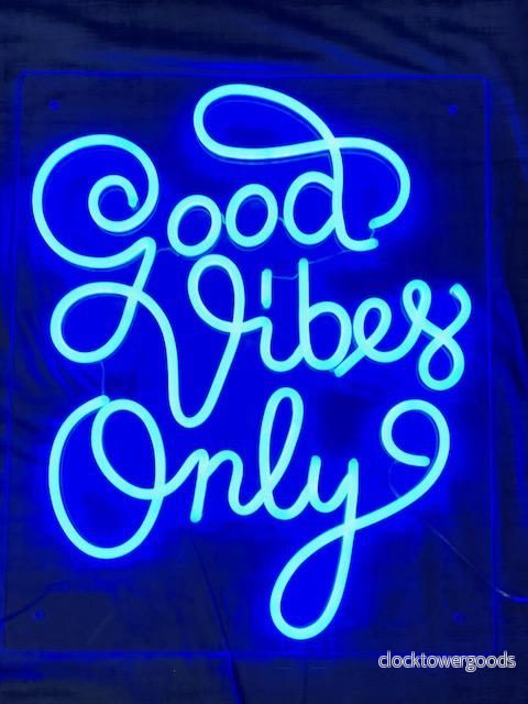 LED NEONSKYLT ”Good Vibes Only”. 68x56cm LED NEONSKYLT ”Good Vibes Only”. 68x56cm