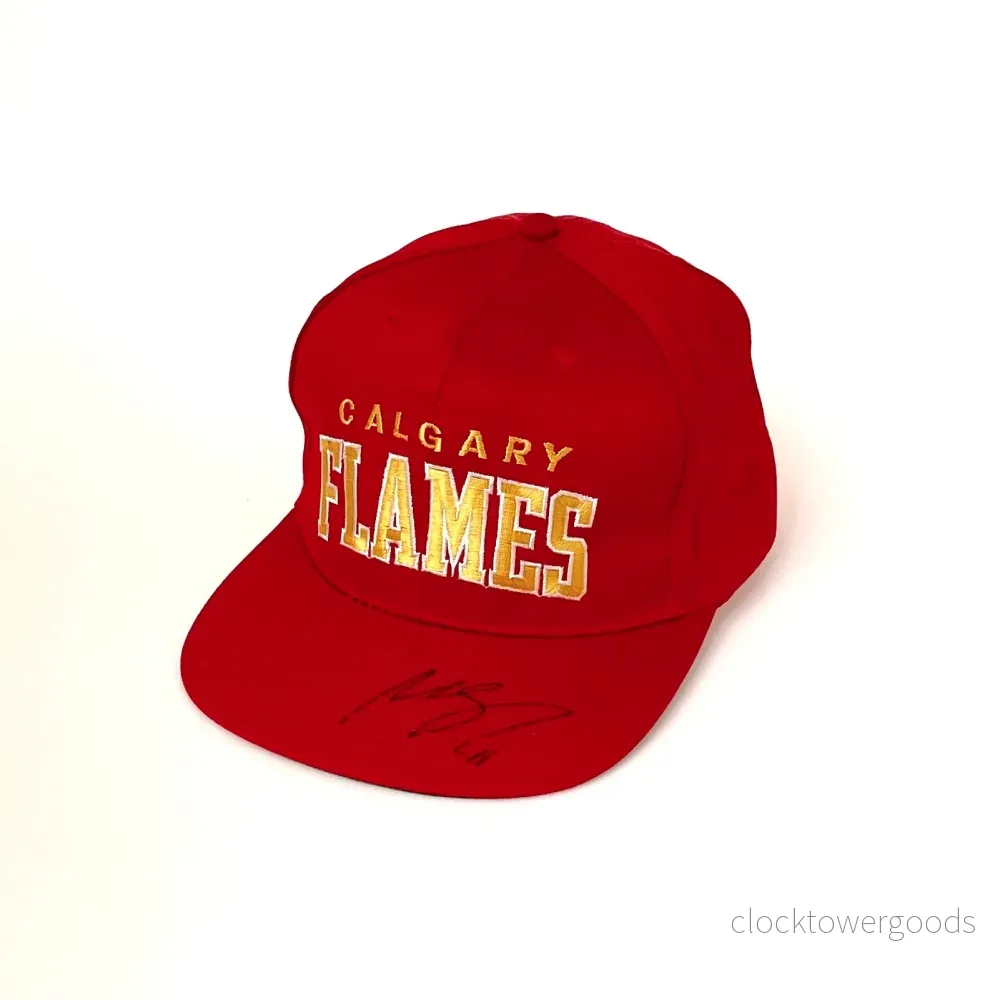 Calgary Flames Keps signerad av Mikael Backlund – Red Calgary Flames Keps signerad av Mikael Backlund – Red