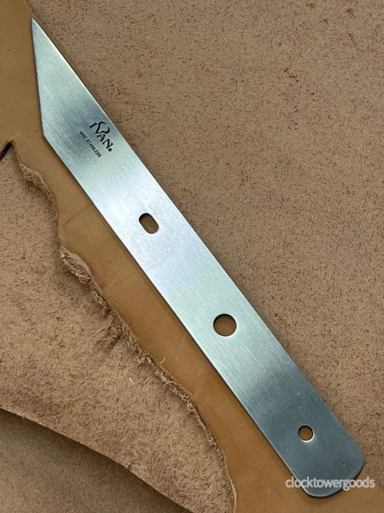 Vinklat blad för läderkniv i fransk stil Vinklat blad för läderkniv i fransk stil