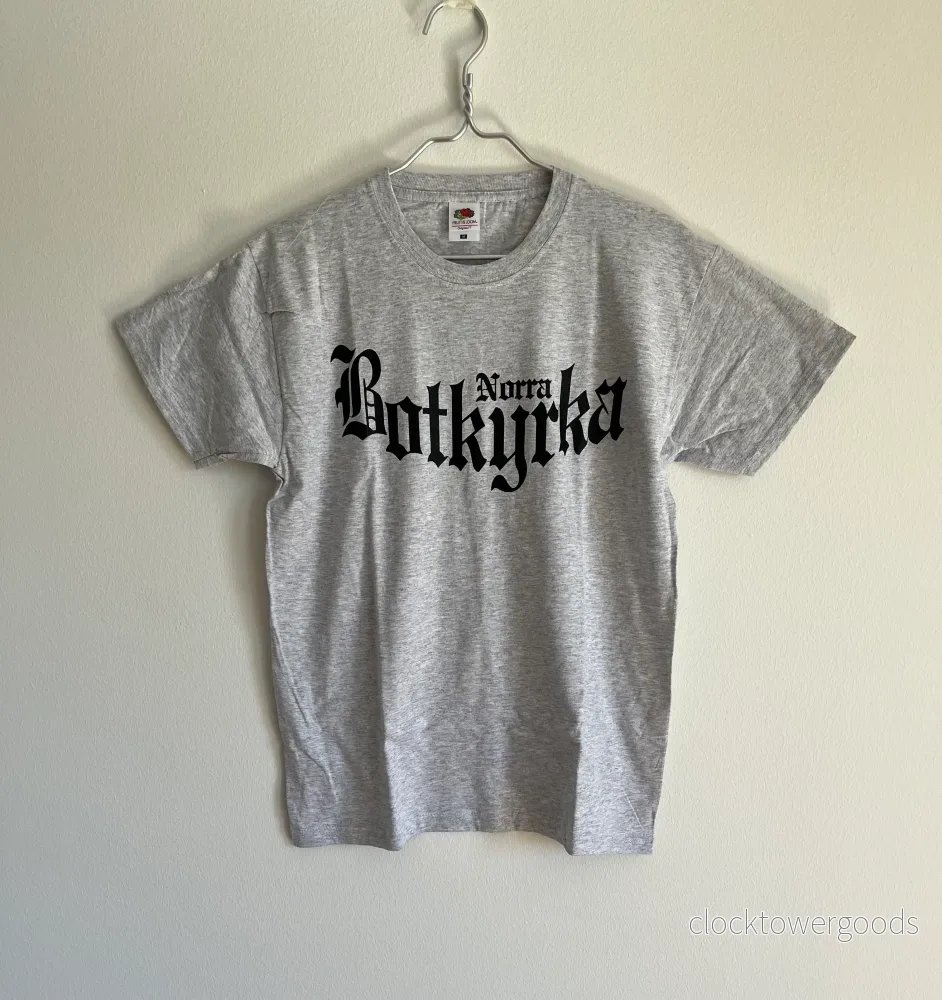 Bågformad Norra Botkyrka Tee – Grå/ BLK Bågformad Norra Botkyrka Tee – Grå/ BLK