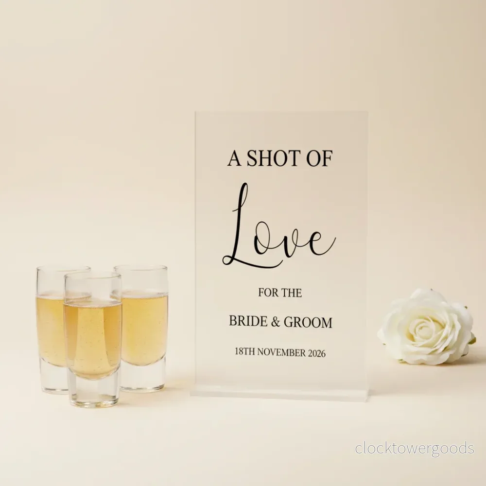 A Shot of Love – En akrylskylt för fest och glädje