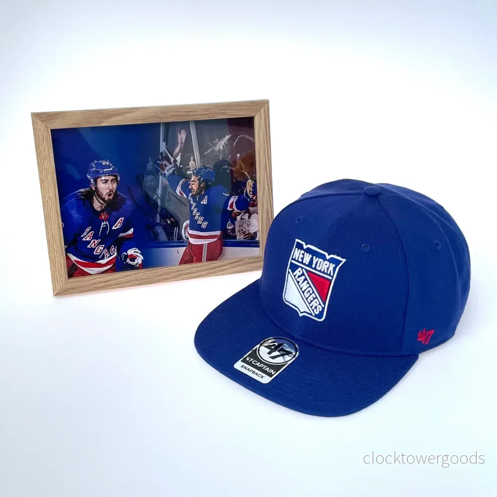 Rangers keps och tavla signerad av Mika Zibanejad – Navy Rangers keps och tavla signerad av Mika Zibanejad – Navy