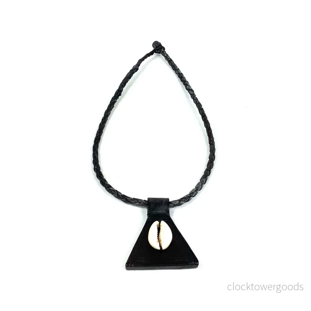 Läderhalsband med snäcka