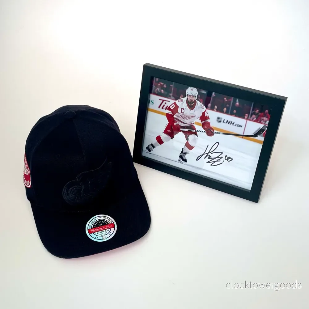 Detroit Red Wings keps och tavla signerad av Henrik Zetterberg – Black Detroit Red Wings keps och tavla signerad av Henrik Zetterberg – Black