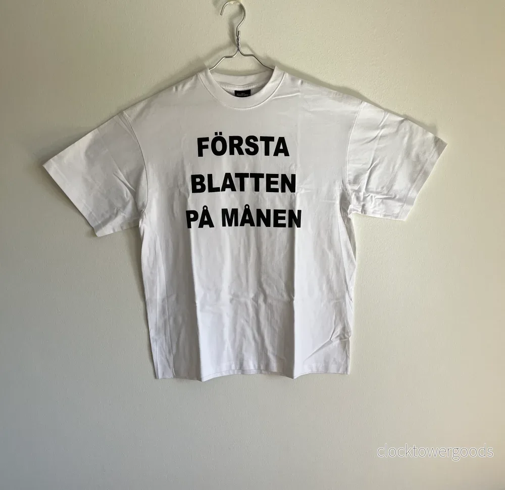 Första Blatten På Månen Tee – Vit/ BLK Första Blatten På Månen Tee – Vit/ BLK