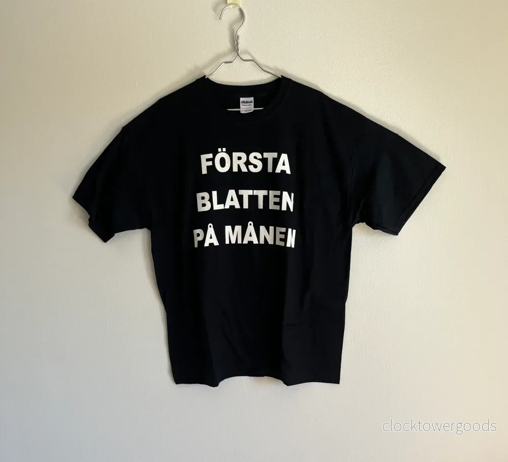 Första Blatten På Månen Tee – BLK/ Vit