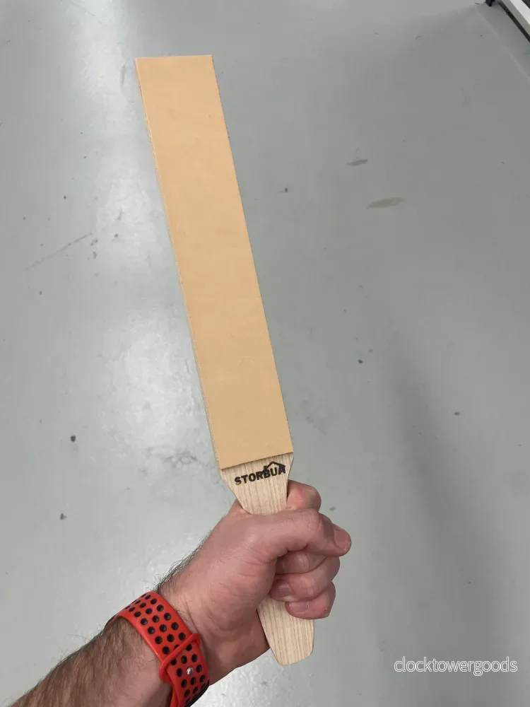 Stor handgjord läderstrigel 390×50 mm Stor handgjord läderstrigel 390×50 mm