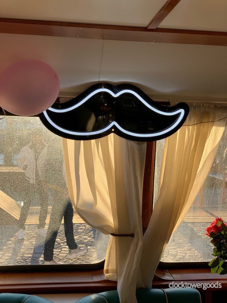 "Mustasch" LED NEONSKYLT. - Bild 3