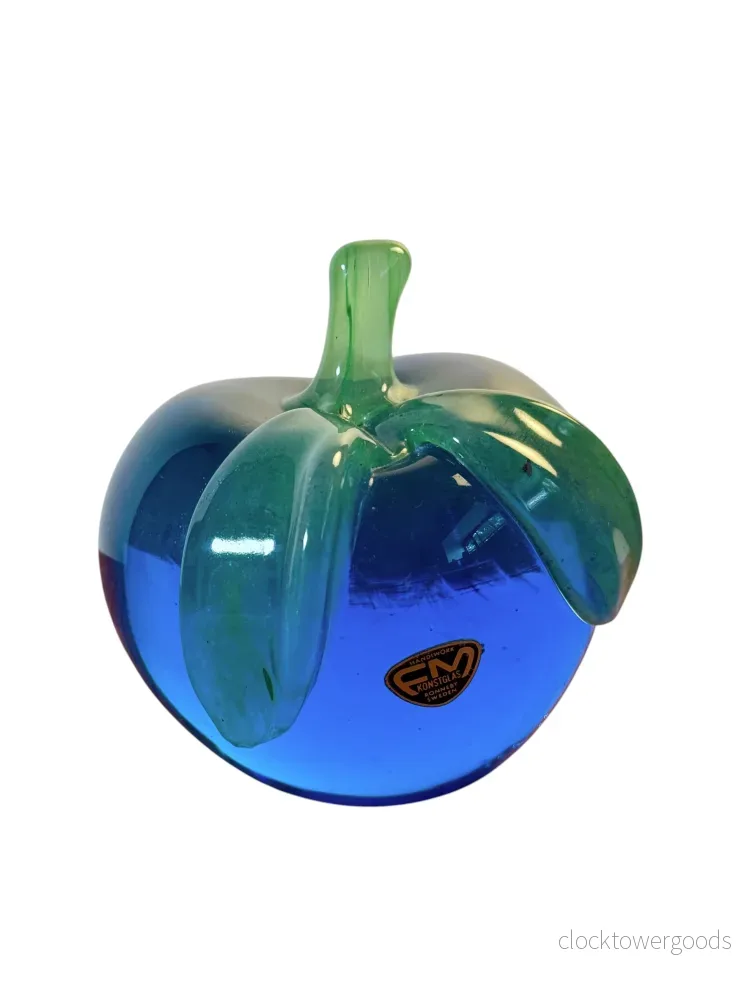 Blått äpple i glas