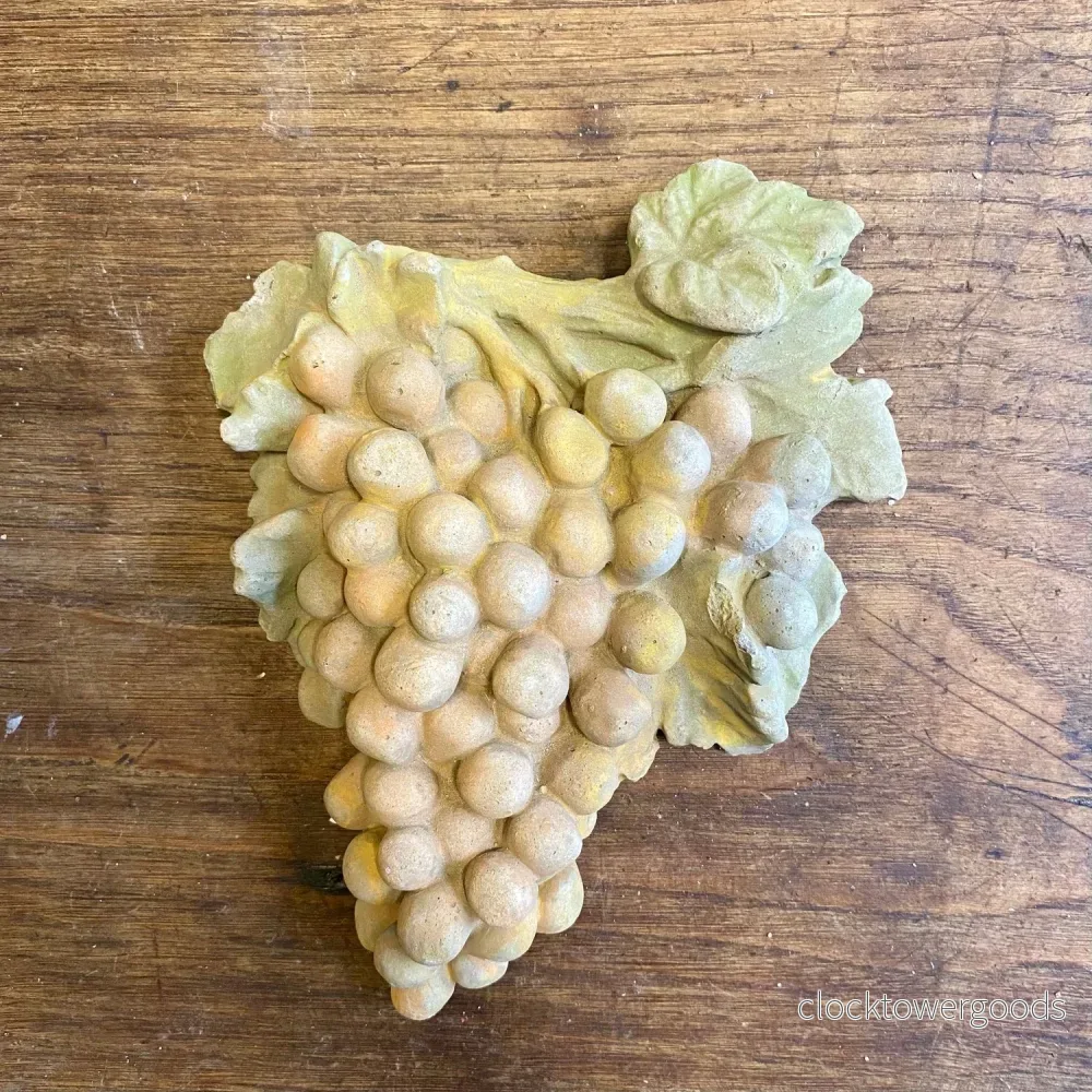 French Sandstone Grape Wall Plaque – 23 × 18 cm French Sandstone Grape Wall Plaque – 23 × 18 cm