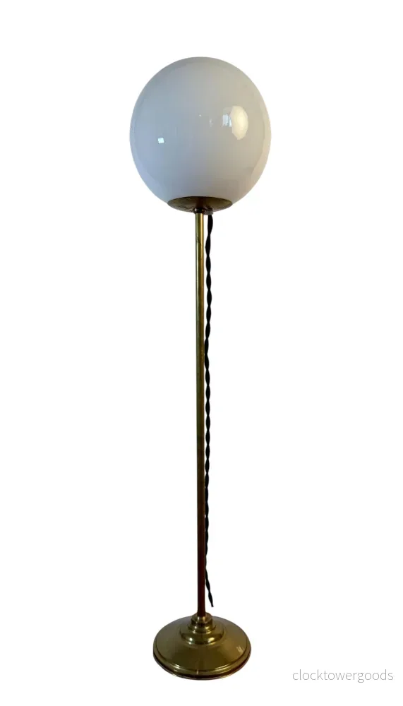 Hög elegant lampa med glasglob