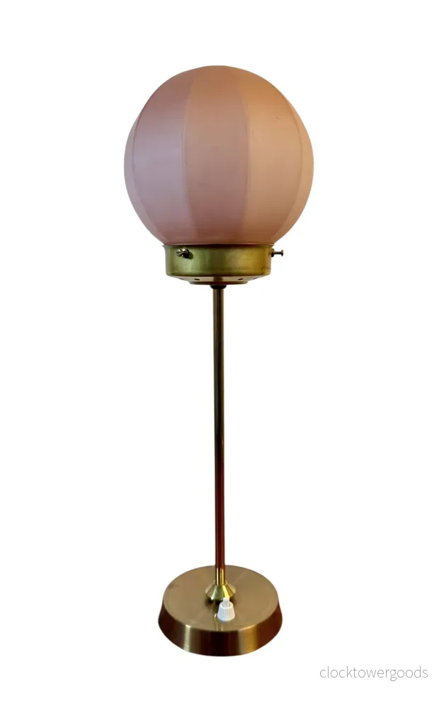 Vacker bordslampa med rosa kupa