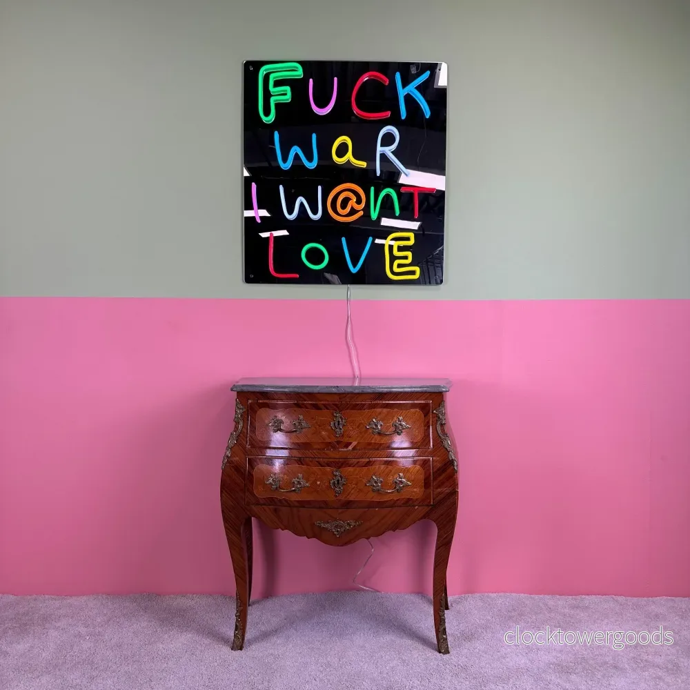 ”FUCK WAR” Spegel med Led neonskylt. ”FUCK WAR” Spegel med Led neonskylt.